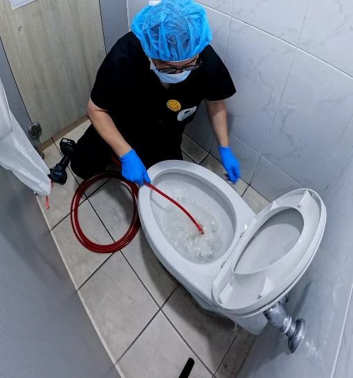 변기 수면과 점검 화면을 함께 확인하는 보관 사진
