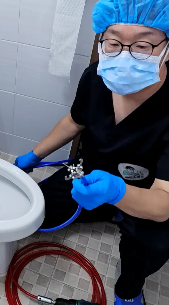 변기 안 물건을 잡는 회수 도구를 보여주는 보관 사진